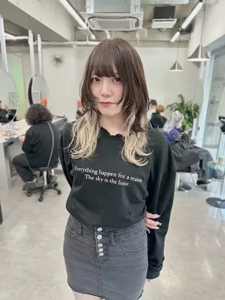 セミロング カラー ウルフとハイトーン みっちー✂️のヘアスタイル