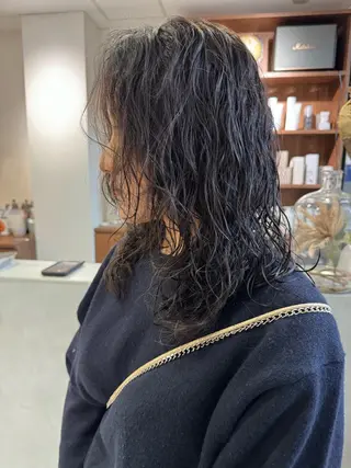 ミディアム パーマ (h)wim ウィムのヘアスタイル