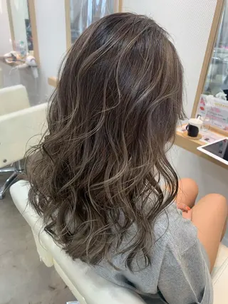 セミロング カラー 透け感✨ダメージレス カラーHana🤍のヘアスタイル