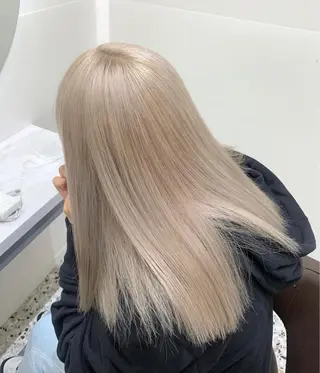 ロング コウ チホウのヘアスタイル