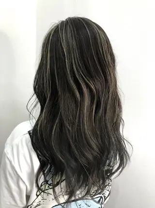 セミロング 白いハイライト🤍 タナカリョウスケのヘアスタイル