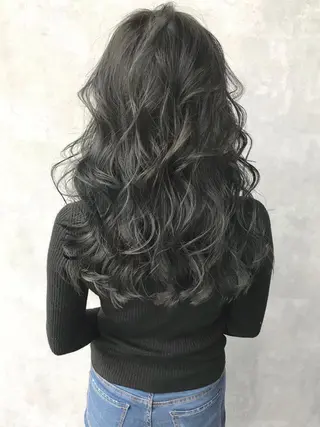 セミロング カラー TOMOYAレイヤー ブリーチ縮毛矯正のヘアスタイル