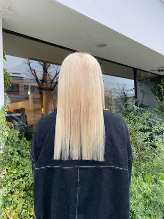 ロング ROZA germe所属・SHIO / ハイトーンカラーのヘアスタイル