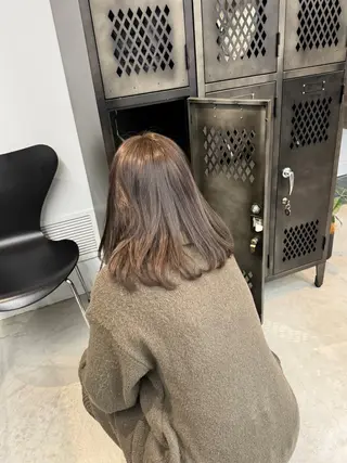 ミディアム INORI|艶カラ ー|フェイスレイヤーのヘアスタイル