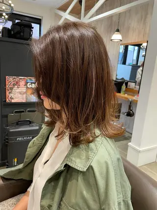 ミディアム カラー 細沼 葵のヘアスタイル