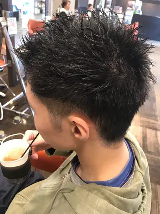 ショート メンズ デザインカラー🌈 高木リョウのヘアスタイル