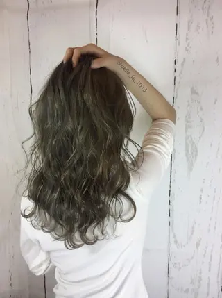 セミロング 韓国レイヤー外国人風 透明感カラー髪質改善のヘアスタイル