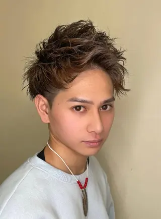 ショート メンズ 西口徒歩20秒　寒色 カラーミディアムヘアのヘアスタイル