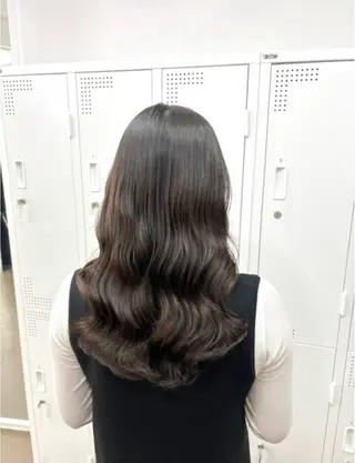 ロング シオン/艶髪/ グレージュカラーのヘアスタイル