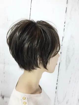 ショート 韓国レイヤー外国人風 透明感カラー髪質改善のヘアスタイル