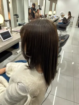 セミロング カラー 艶髪ストレート🧚 尾崎 晴香のヘアスタイル