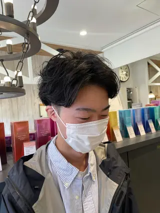 ショート パーマ メンズ 鈴村 大介のヘアスタイル