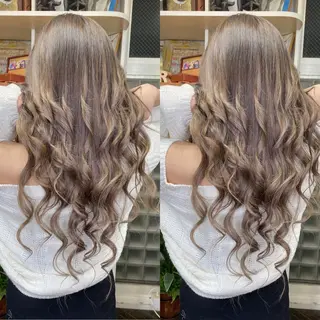 ロング カラー モモカ/ハイトーン /バレイヤージュのヘアスタイル