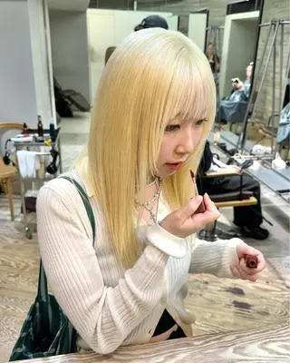 セミロング 抜きっぱなしブロンド ササキカズマのヘアスタイル