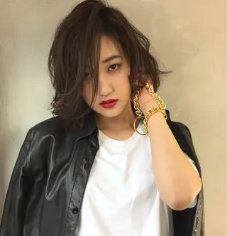 ミディアム TOMOYAレイヤー ブリーチ縮毛矯正のヘアスタイル