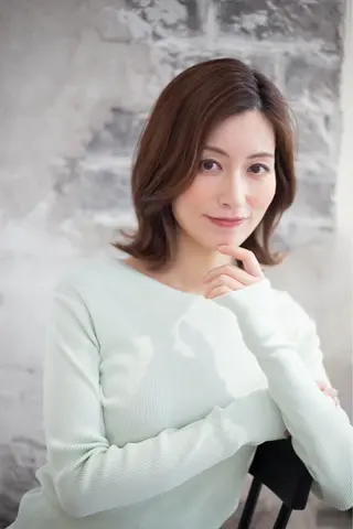 ミディアム カラー 鐙 理子のヘアスタイル