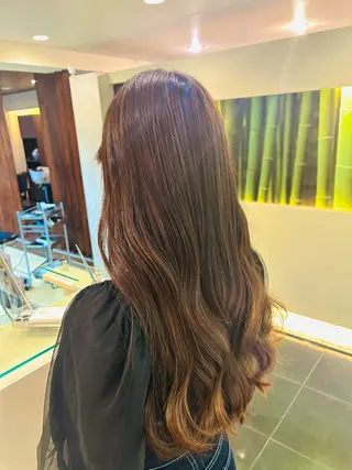 ロング カラー チーフデザイナー 若林 麻衣のヘアスタイル