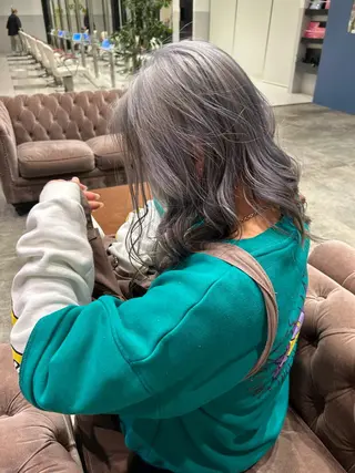 ロング カラー 海外カラー白髪ぼかし ティファニーサユリのヘアスタイル