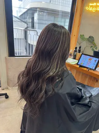 ロング カラー ヘアアレンジ 佐々木  まゆかのヘアスタイル