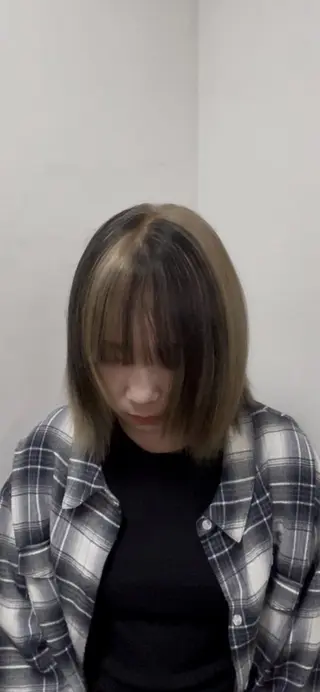 カラー Reve by Lond仙台所属・ブリーチ6000 円派手髪 ハイトーンのヘアスタイル
