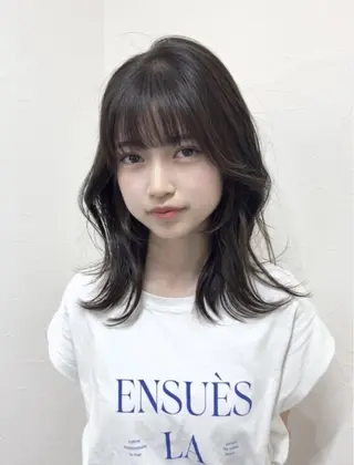 ミディアム レイヤー/くびれ巻き 三好悠生のヘアスタイル