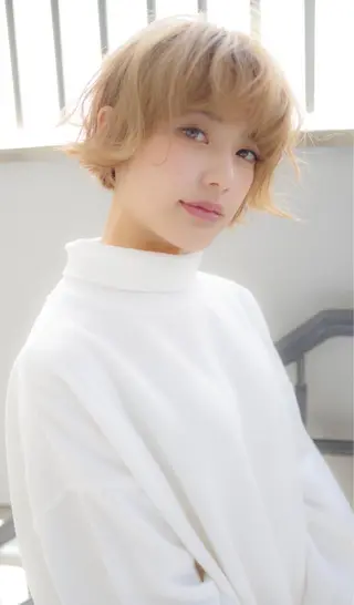 ショート ハイトーン/レイヤー /ケアブリーチ石川治のヘアスタイル