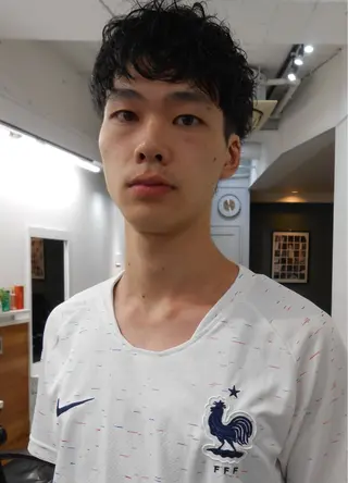 ショート メンズ スパイキーショート ハイトーンHYUGAのヘアスタイル