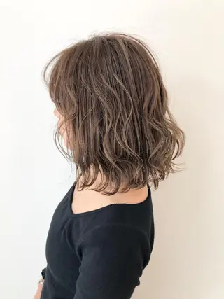 ミディアム AKANE 【zina新宿】のヘアスタイル