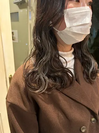 セミロング カラー sliver renのヘアスタイル