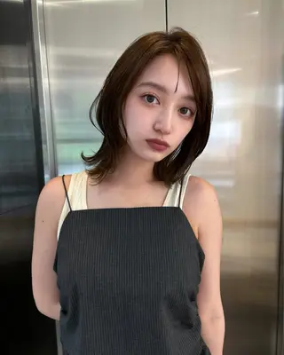 ミディアム カラー 脇野 茉優のヘアスタイル