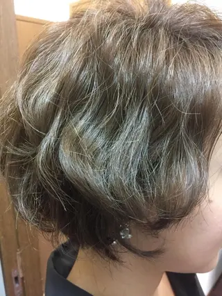 カラー 新倉 美香子のヘアスタイル