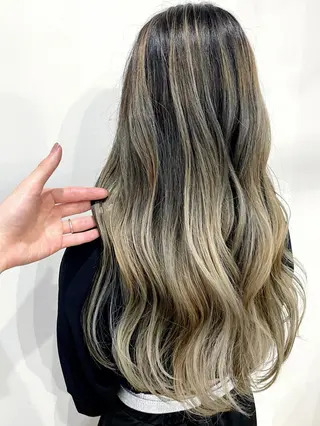ロング ハイトーンカラー RYUのヘアスタイル