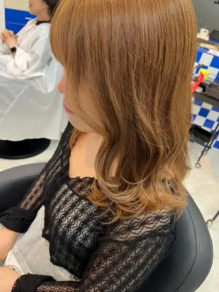 セミロング カラー 86futureshair所属・岡田 麻矢のヘアスタイル
