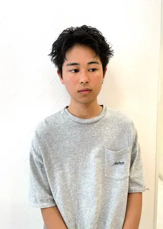 ショート パーマ メンズ 顔周りレイヤー／ 似合わせ／古津遼平のヘアスタイル