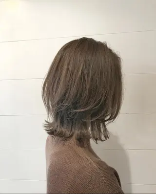 ミディアム esse大阪茶屋町店所属・レイヤーカット 新井田陽寿のヘアスタイル