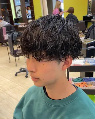 パーマ メンズ 三ノ宮フェザーパーマ 蕃本 啓利のヘアスタイル