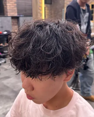 パーマ メンズ シャドウ/波巻き 朝崎倭斗のヘアスタイル