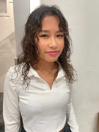 セミロング パーマ スパイラルパーマ 🌐hina⭐️のヘアスタイル