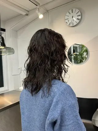 セミロング パーマ INORI|艶カラ ー|フェイスレイヤーのヘアスタイル