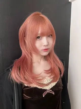 ロング AIRA/ブリーチ /透明感カラーのヘアスタイル