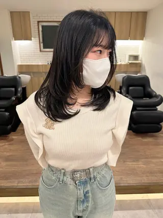 セミロング 白髪ぼかしハイライト レイヤー川口　元気のヘアスタイル