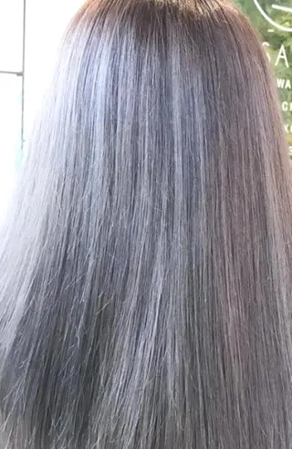 ロング カラー Hanna by W_SALONのヘアスタイル