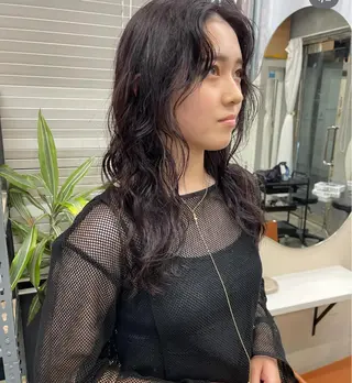 ロング パーマ 渡 汐音のヘアスタイル