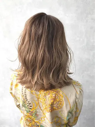 ミディアム カラー TOMOYAレイヤー ブリーチ縮毛矯正のヘアスタイル