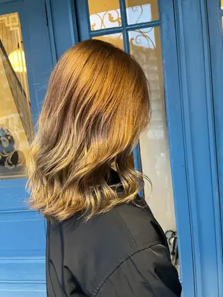 セミロング ブリーチ毛矯正.髪質 改善.髪にドラマをのヘアスタイル