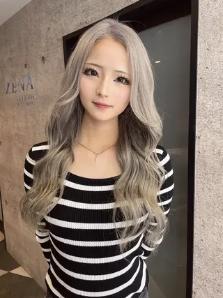 ロング GEM YURI ハイトーンカラーのヘアスタイル