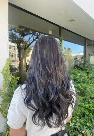 ロング ROZA germe所属・SHIO / ハイトーンカラーのヘアスタイル