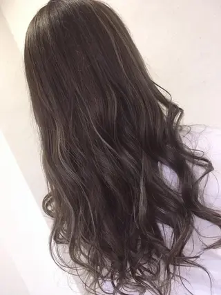 ロング カラー 塩崎 明菜のヘアスタイル