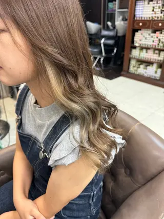 セミロング 土屋朱理/ ハイトーンカラーのヘアスタイル