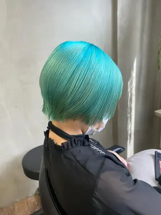 ショート カラー 梅田ハイトーン チダ ヒナノのヘアスタイル